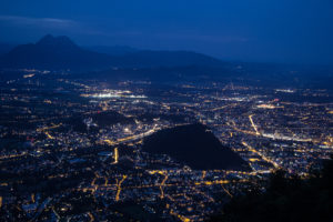 Salzburg von oben bei Nacht