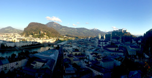 Blick auf die Altstadt Salzburgs vom Mönchsberg
