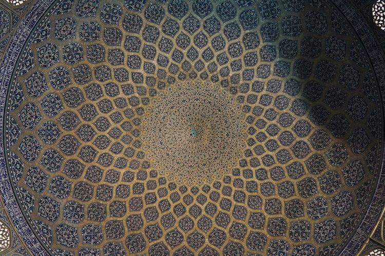 Kunstvolle Kuppel der Moschee in Isfahan