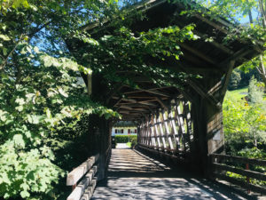 gedeckte Brücke am Illradweg