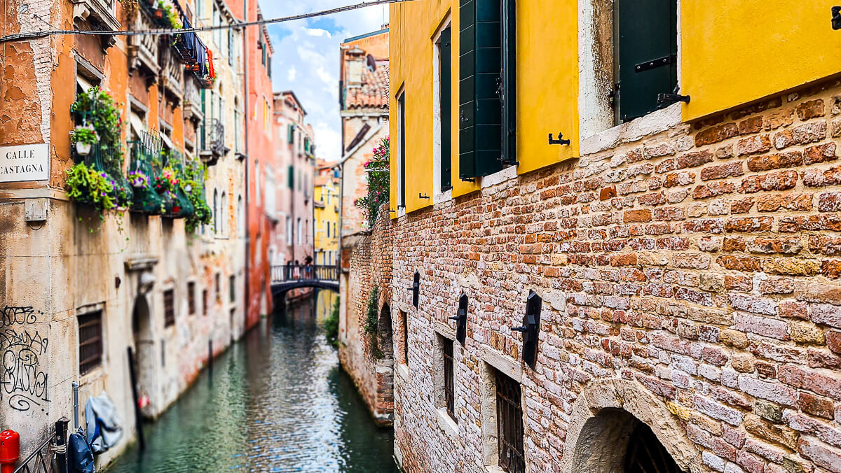 Die engen Kanäle von Venedig