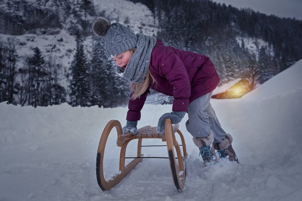 Winterurlaub mit Kindern ohne Ski Rodeln © Pezibear